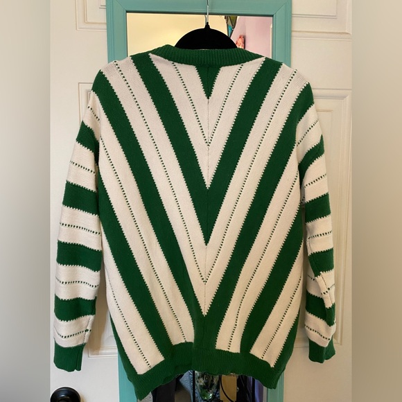 Stylish Green and White V-Neck Sweater - Picture 4 of 7